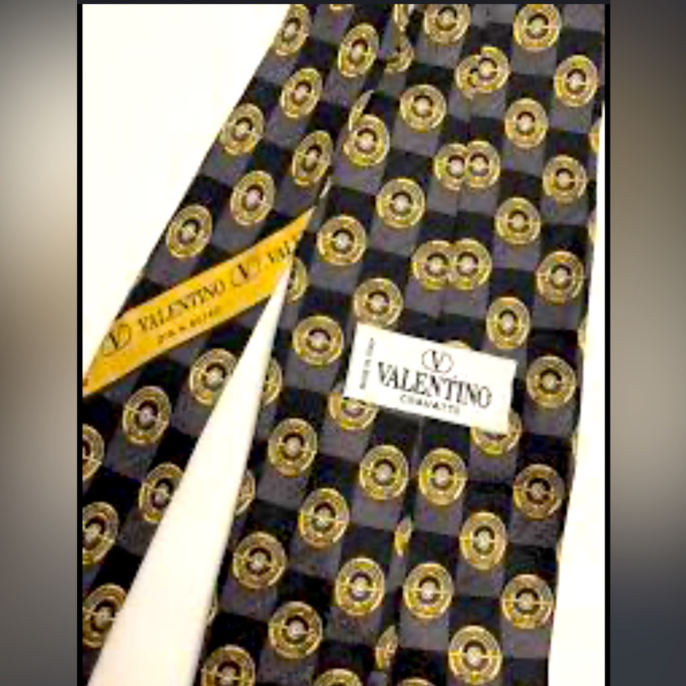 Valentino Tie- hand made in Italy, 100 percent sink.. Cravatte collection